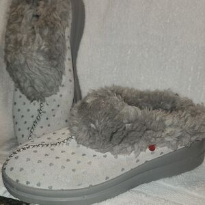 Women's Cozy Ugg's  Faux Fur,suede, Lined Slip-On Slippers in Gray Size 8
